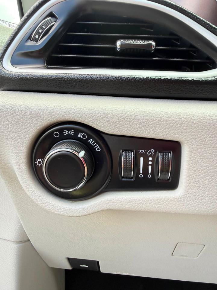 Used 2021 Chrysler Voyager Lxi FWD image 18
