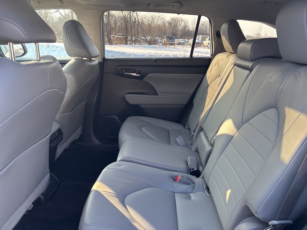 Used 2023 Toyota Highlander XLE image 31