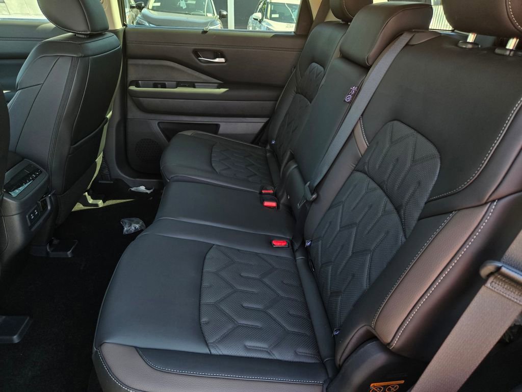 New 2026 Nissan Pathfinder Platinum w/ Cargo Package AWD/4WD image 6