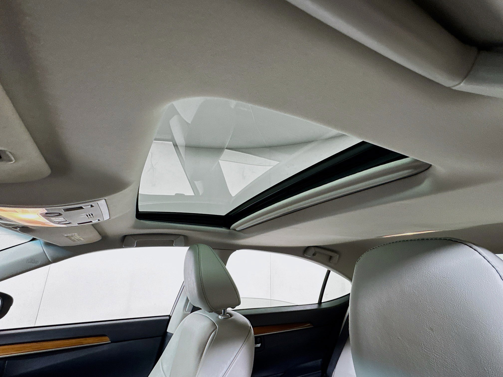 Used 2014 Lexus ES 300h w/ Premium Package w/Bamboo Trim FWD image 5