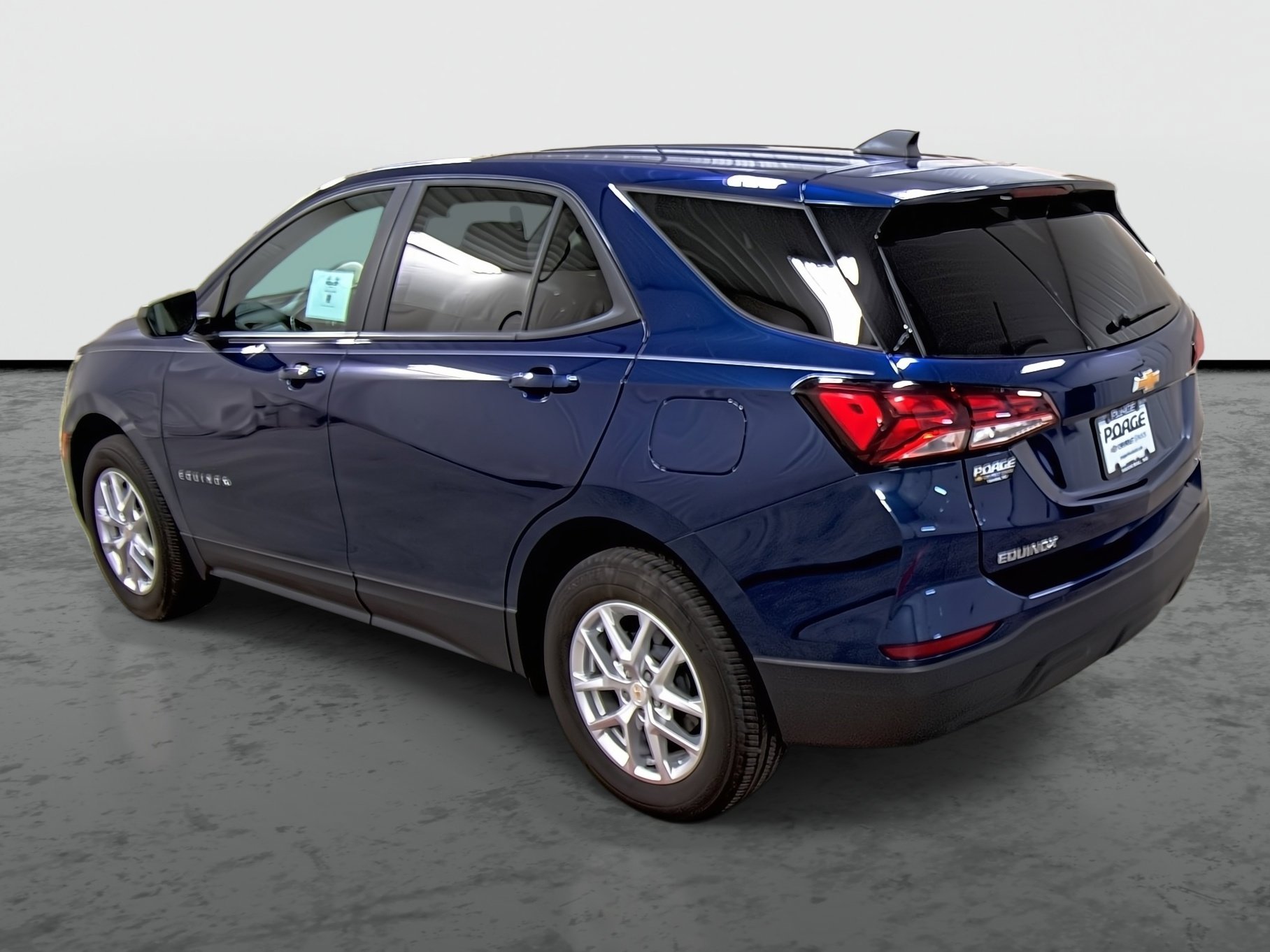 Used 2023 Chevrolet Equinox LS w/ LS Convenience Package image 2