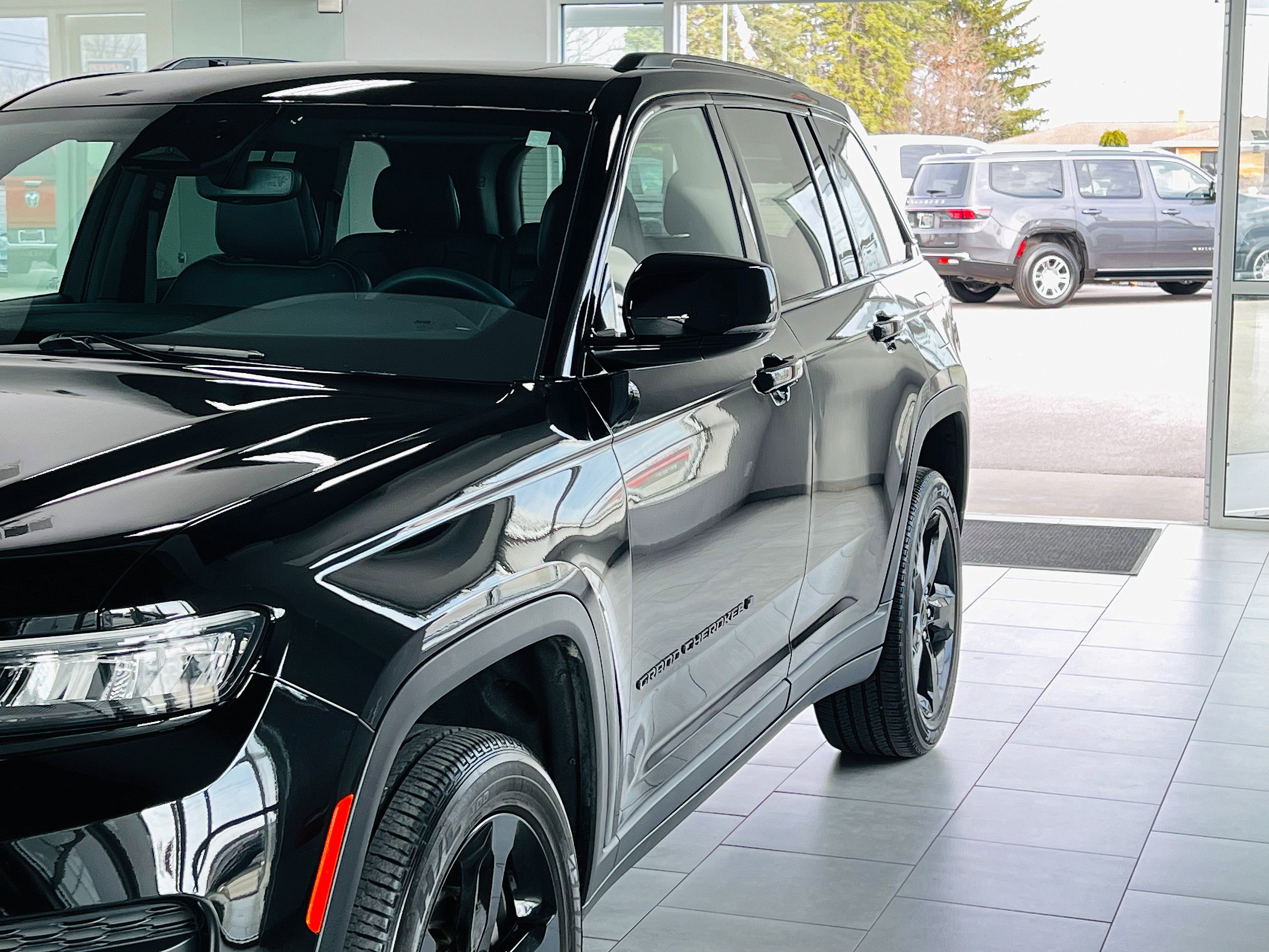 Used 2024 Jeep Grand Cherokee Altitude image 2