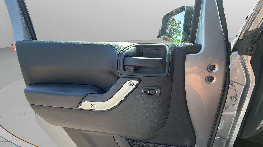 Used 2018 Jeep Wrangler Sahara w/ Connectivity Group AWD/4WD image 22