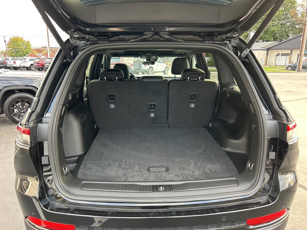 New 2025 Jeep Grand Cherokee Altitude AWD/4WD image 3