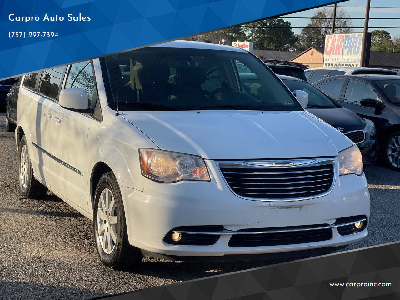Used 2014 Chrysler Town & Country Touring image 1