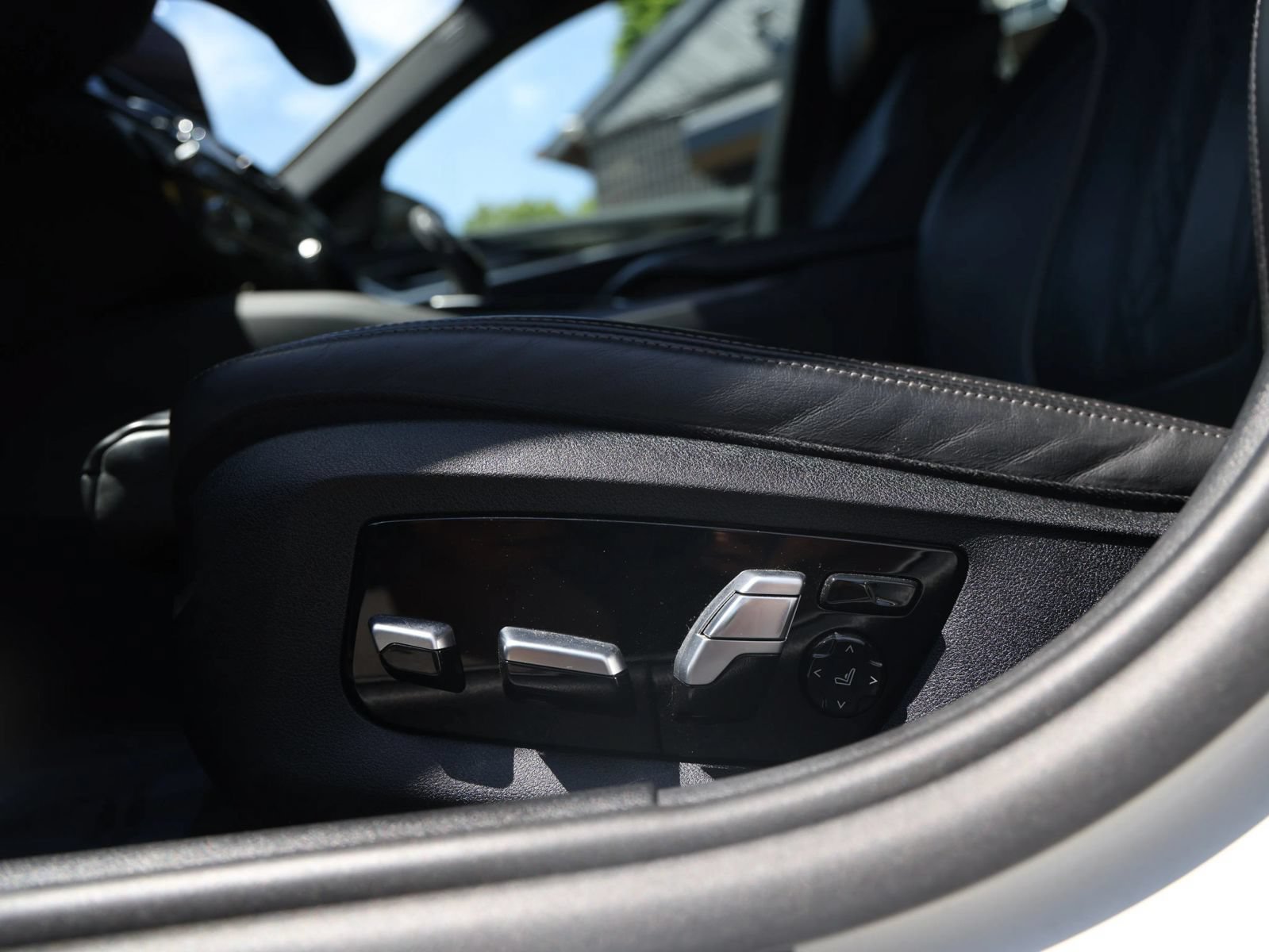 Used 2022 BMW M550i xDrive AWD/4WD image 37
