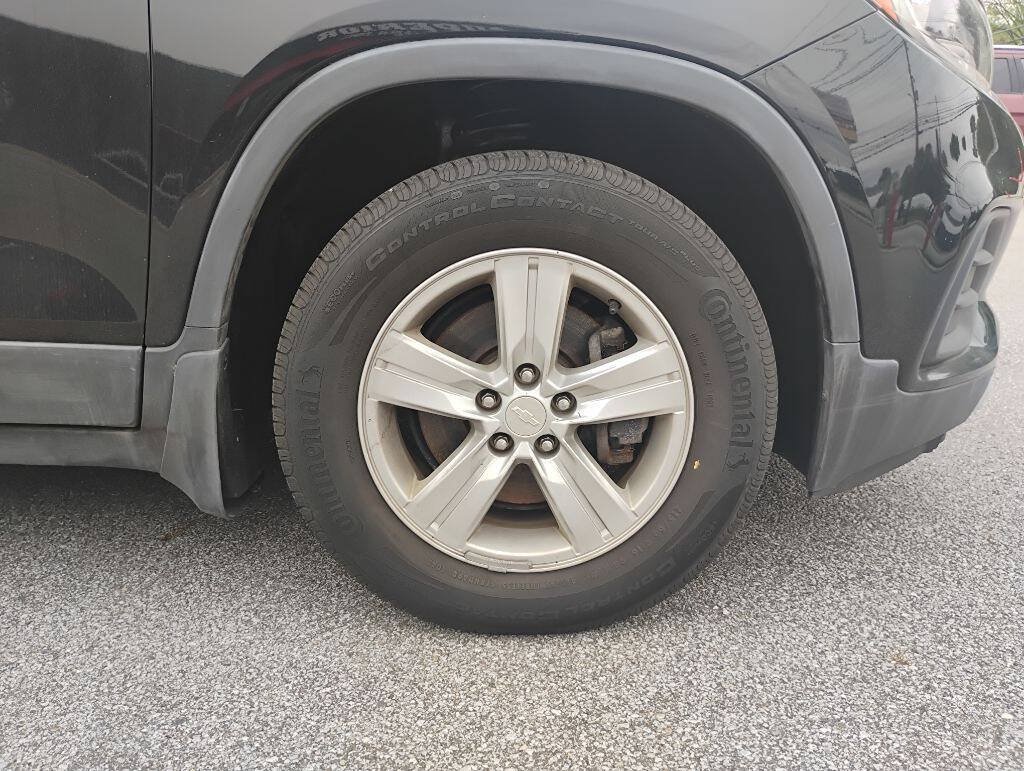 Used 2017 Chevrolet Trax LT w/ LT Convenience Package FWD image 25