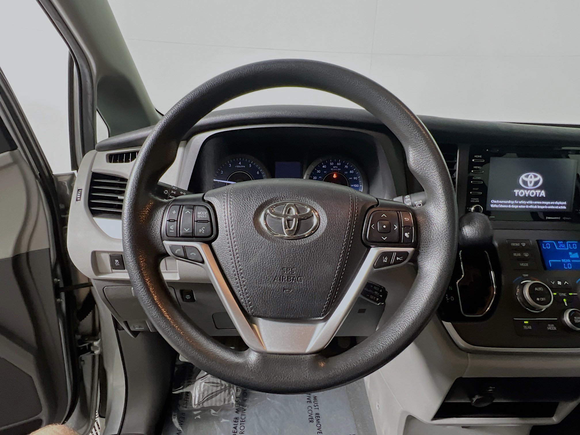 Used 2020 Toyota Sienna LE w/ LE Preferred Package FWD image 18
