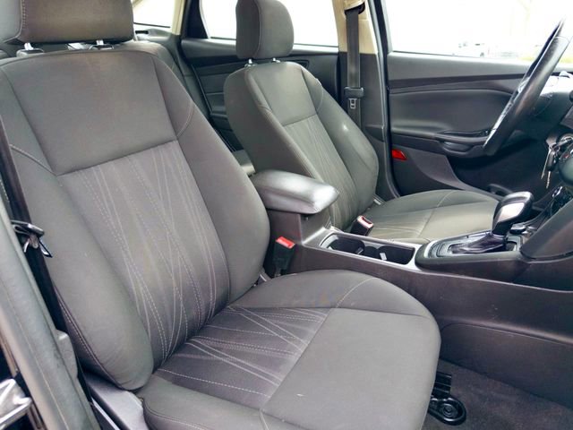 Used 2017 Ford Focus SE w/ Cold Weather Package image 8