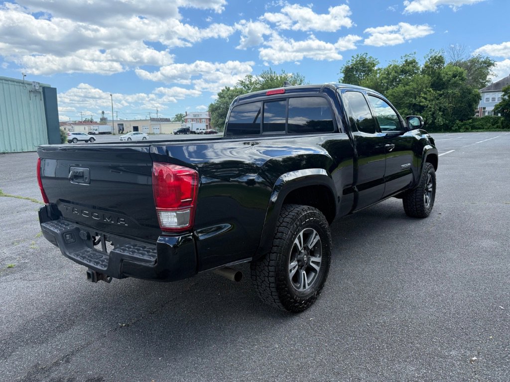 Used 2017 Toyota Tacoma TRD Sport w/ Tow Package (A/T) AWD/4WD image 5
