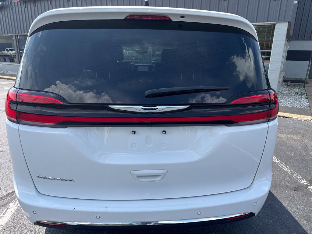 Used 2024 Chrysler Pacifica Touring-L FWD image 7