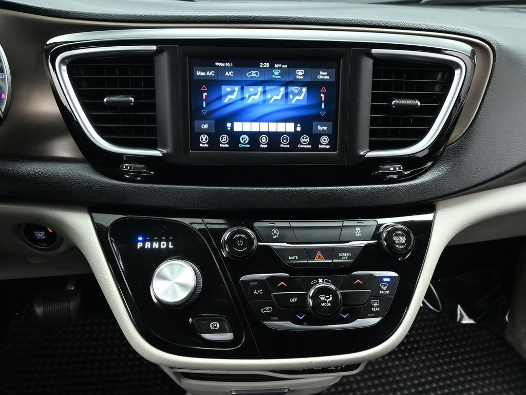 Used 2021 Chrysler Voyager L image 28