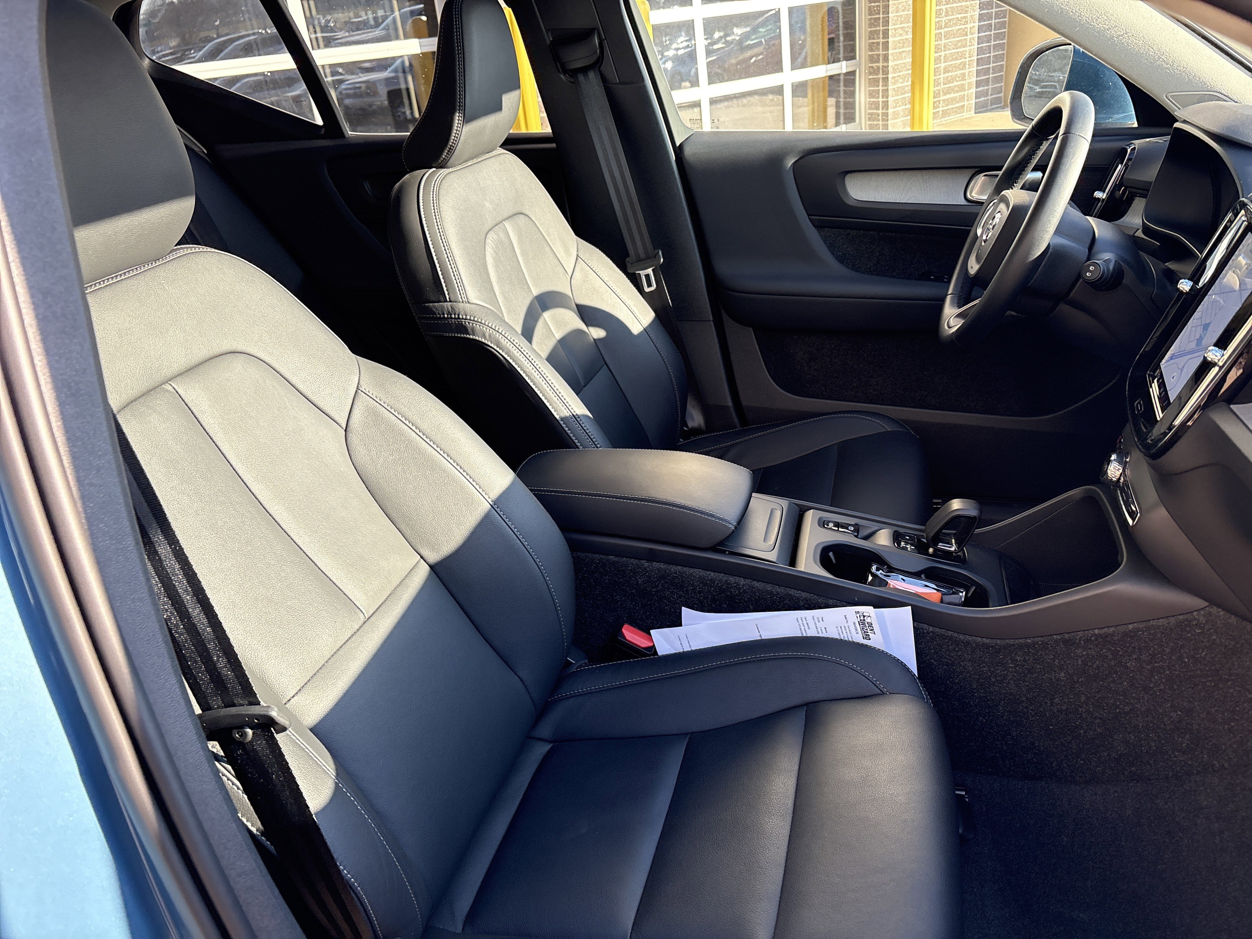 Used 2025 Volvo XC40 B5 Core image 33