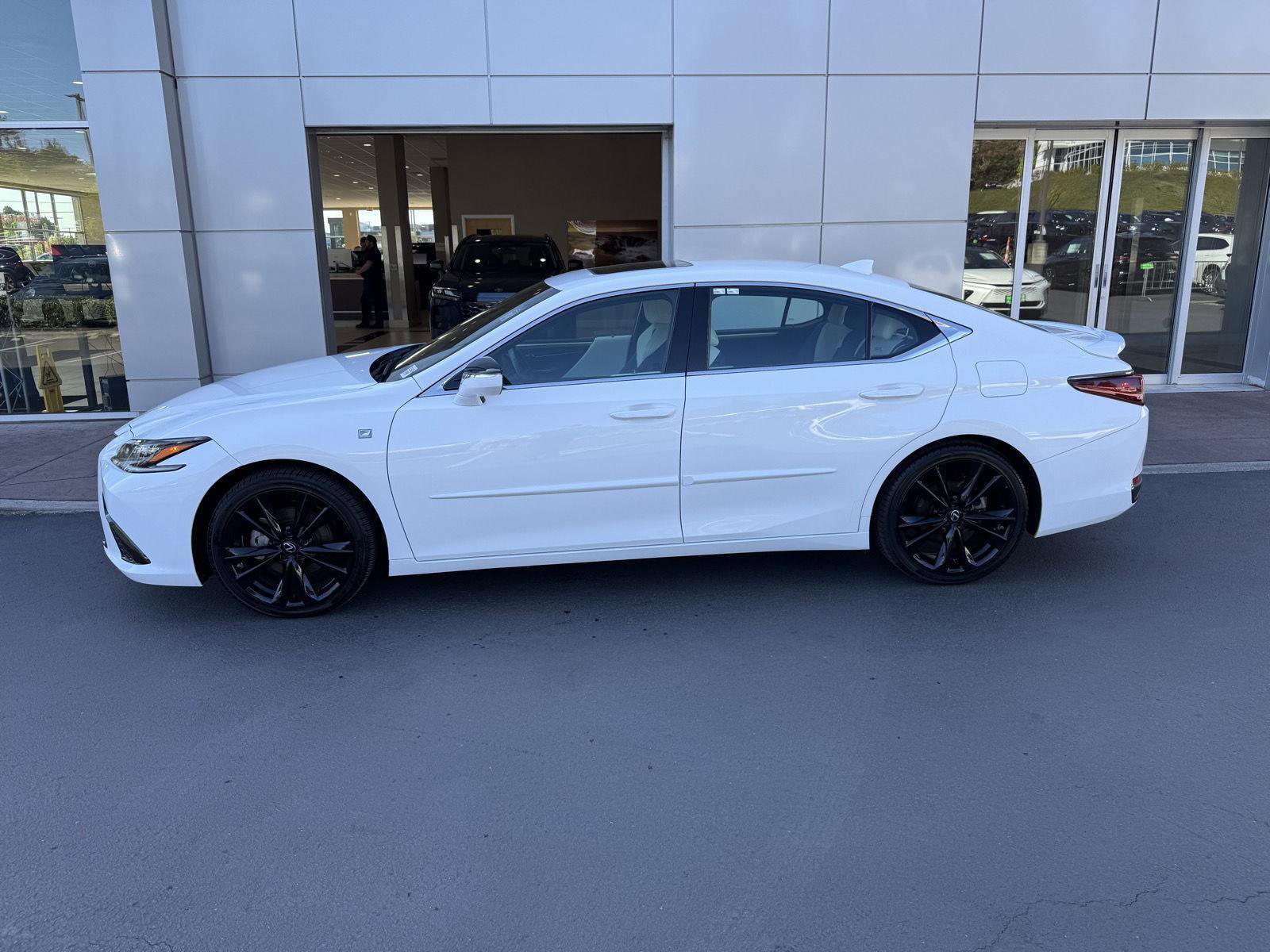 Used 2024 Lexus ES 300h F Sport FWD image 2