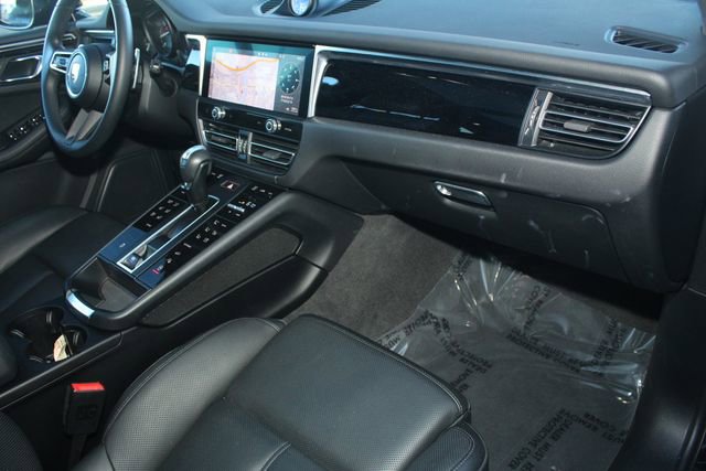 Certified 2023 Porsche Macan image 28
