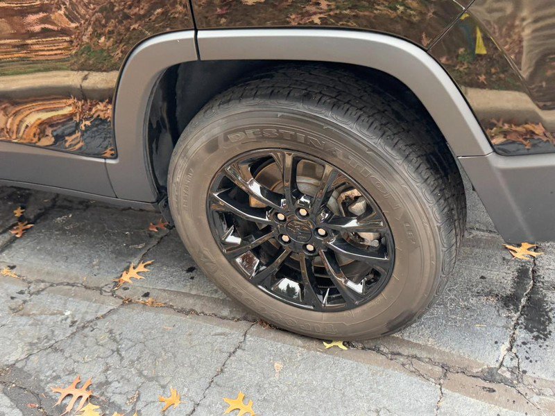 Used 2023 Jeep Cherokee Altitude Lux image 5