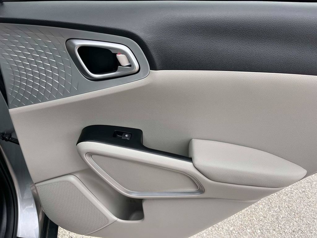 Used 2025 Kia Soul LX w/ LX Technology Package FWD image 8