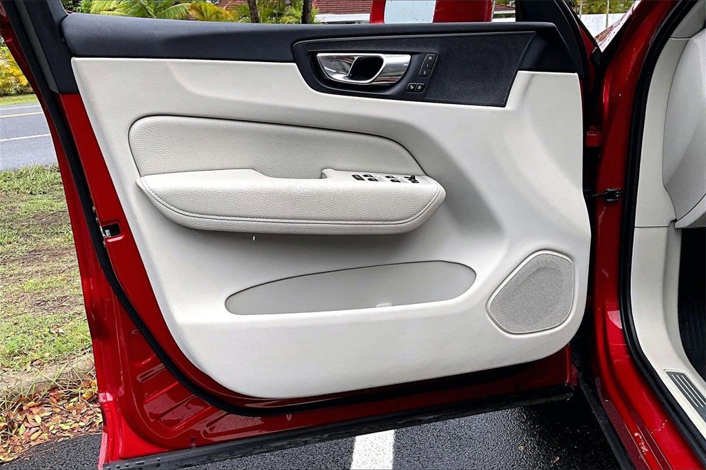 Used 2019 Volvo XC60 T5 Momentum w/ Premium Package image 18