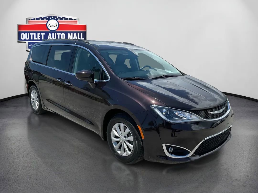 Used 2017 Chrysler Pacifica Touring-L FWD image 1
