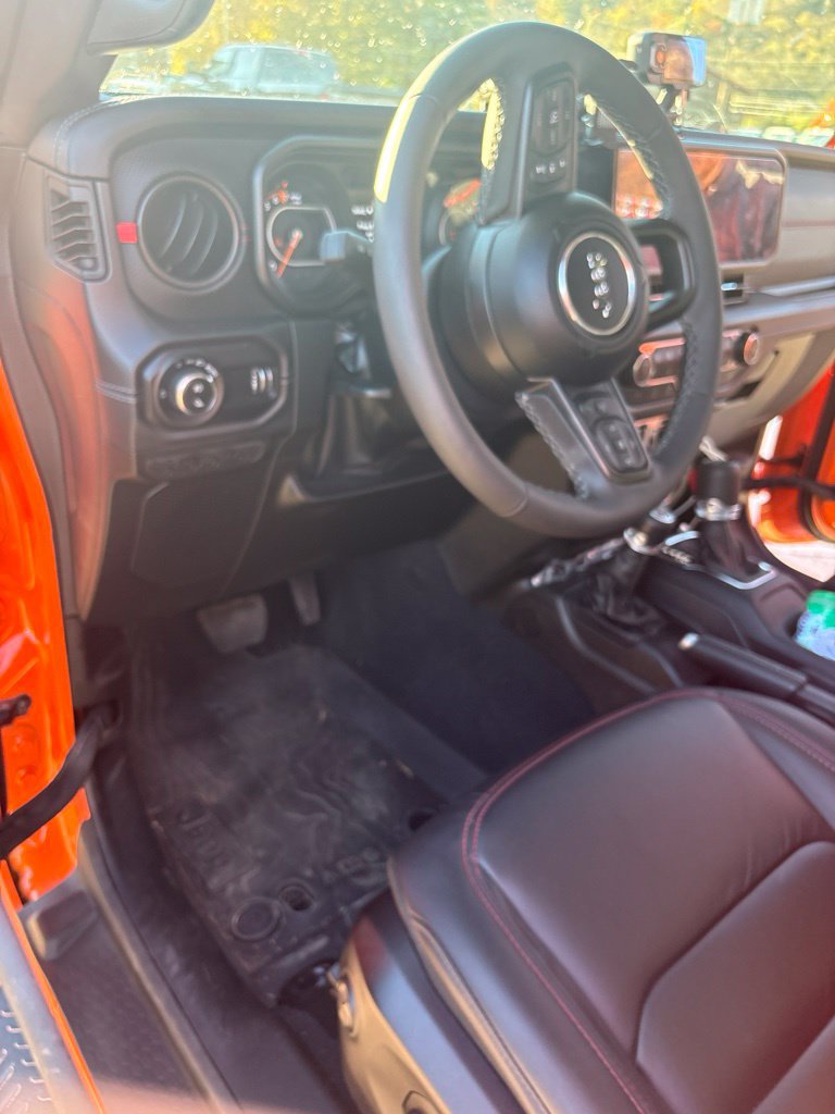Used 2025 Jeep Gladiator Rubicon AWD/4WD image 8