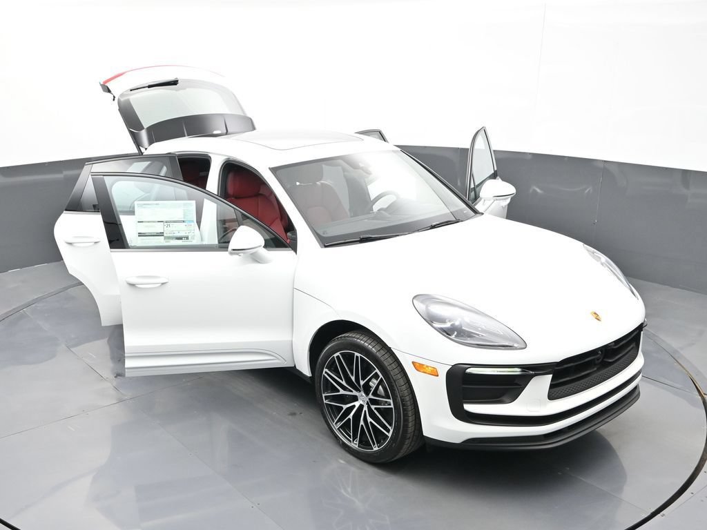 Certified 2026 Porsche Macan AWD/4WD image 33