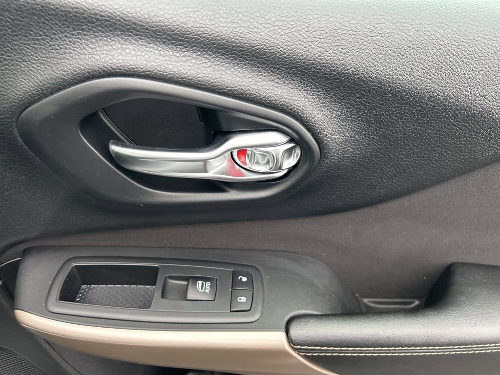 Used 2017 Jeep Cherokee Latitude w/ Cold Weather Group image 16