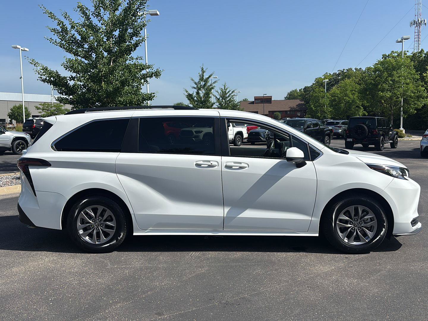 Used 2023 Toyota Sienna LE AWD/4WD image 9