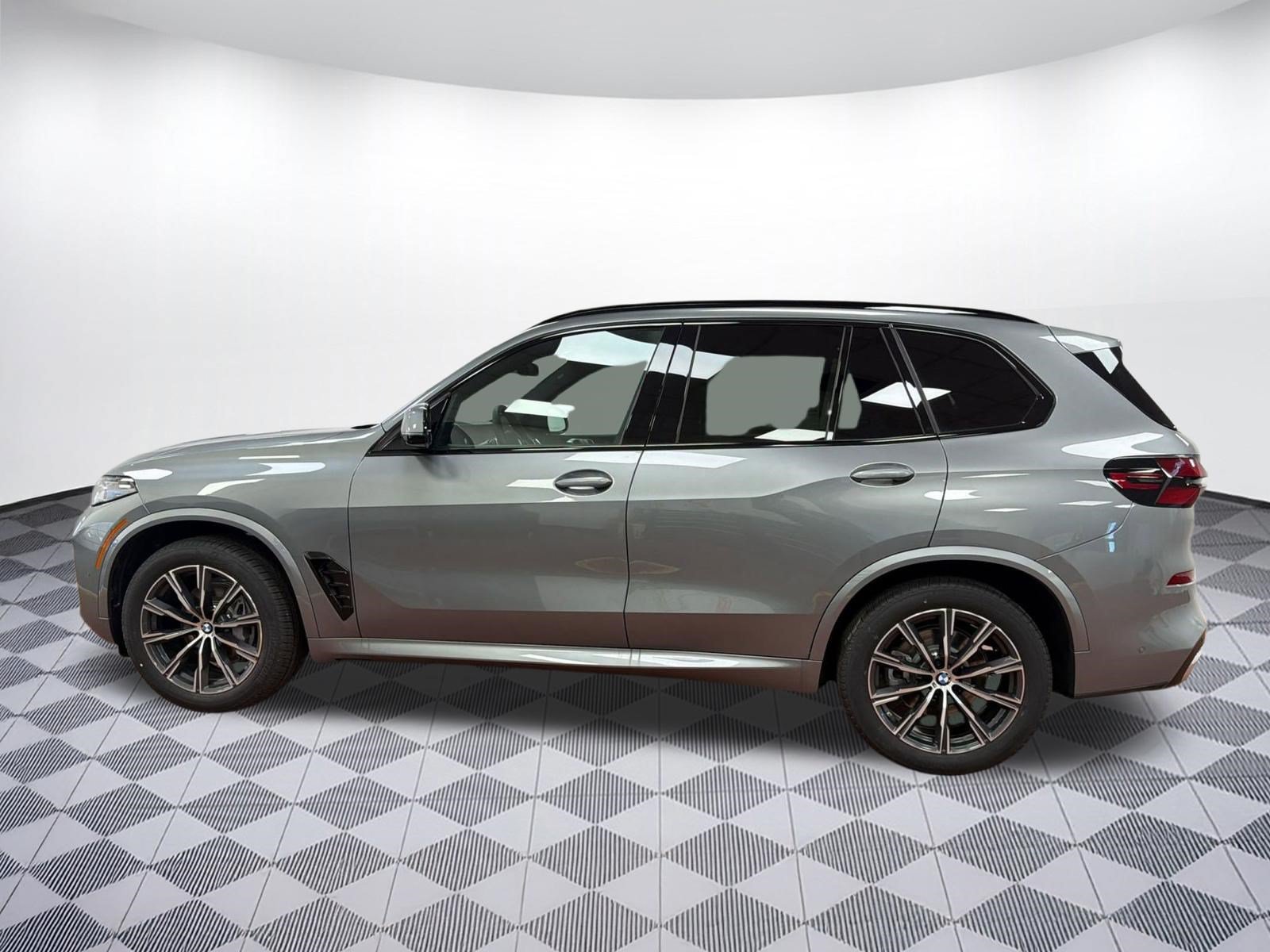 Used 2026 BMW X5 xDrive40i w/ M Sport Package AWD/4WD image 2