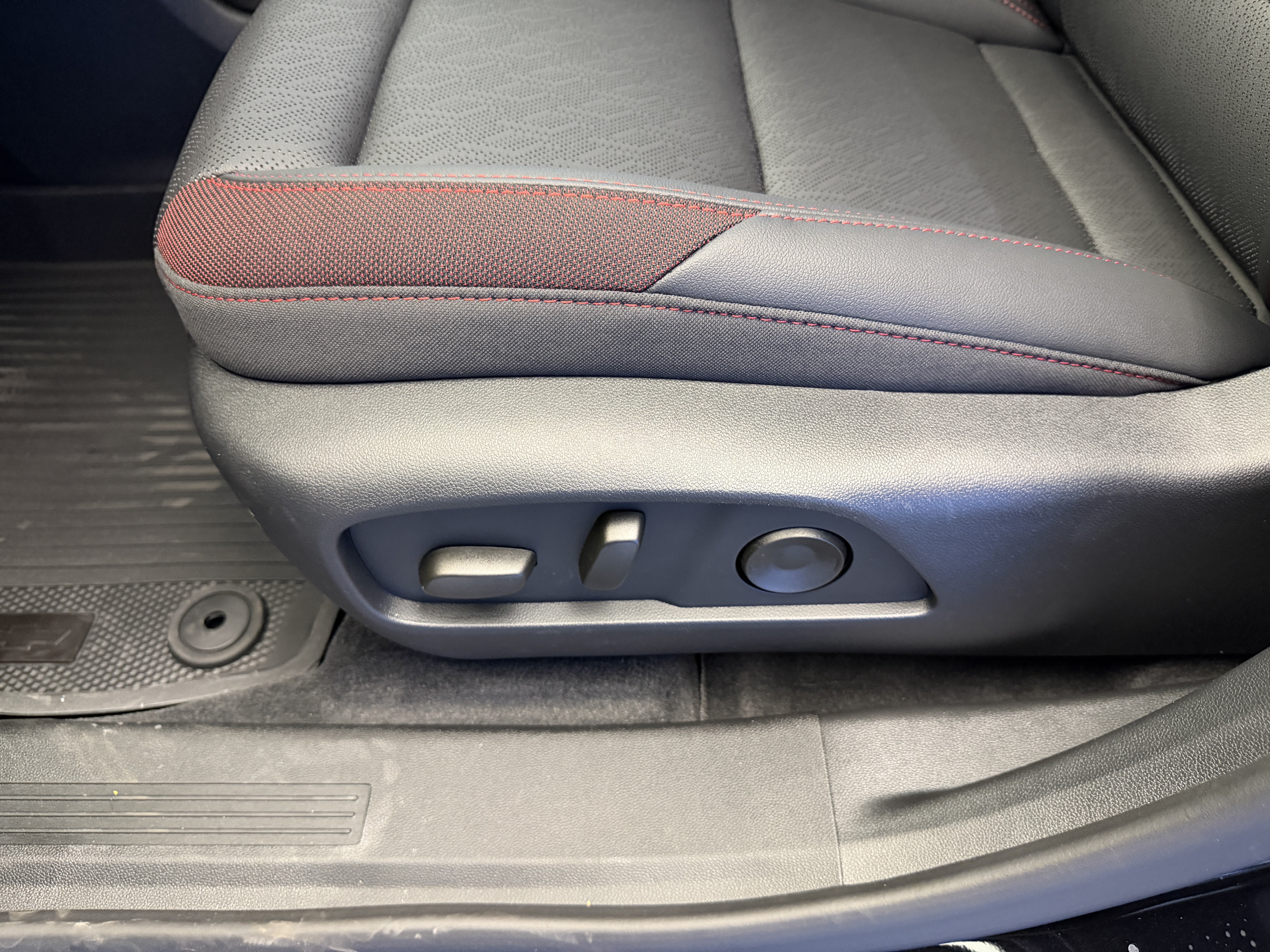 New 2027 Chevrolet Equinox RS w/ Safety and Technology Package FWD image 13