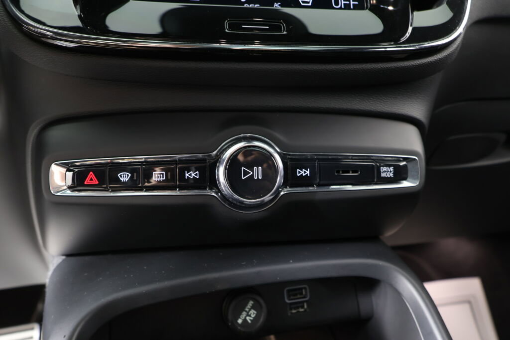 Used 2022 Volvo XC40 T5 R-Design image 38