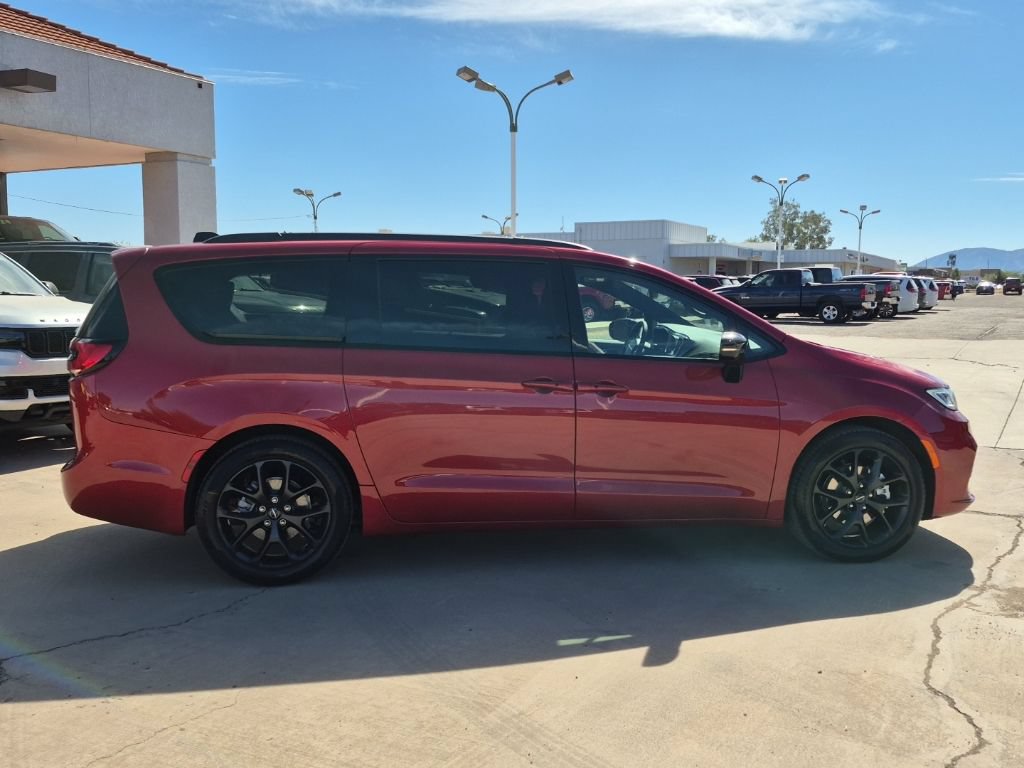 New 2025 Chrysler Pacifica Limited w/ Trailer Tow Group FWD image 4