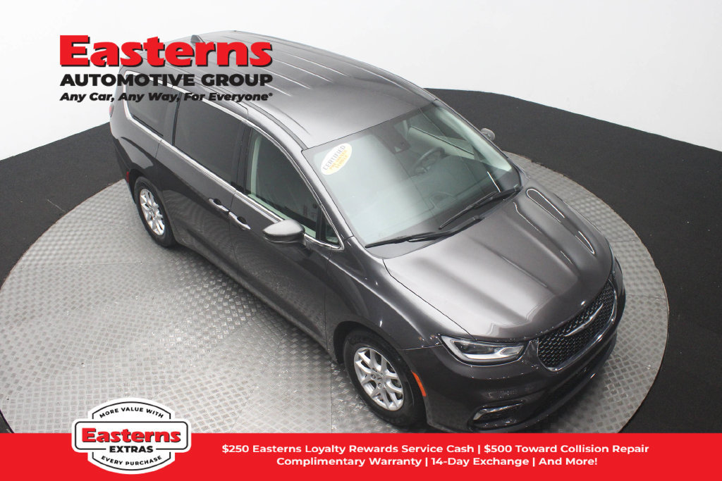 Used 2023 Chrysler Pacifica Touring-L FWD image 4