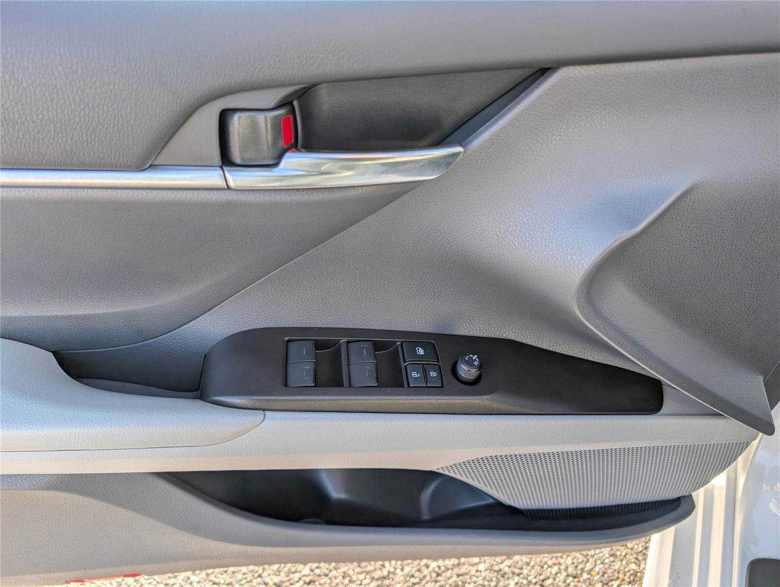 Used 2022 Toyota Camry SE image 18