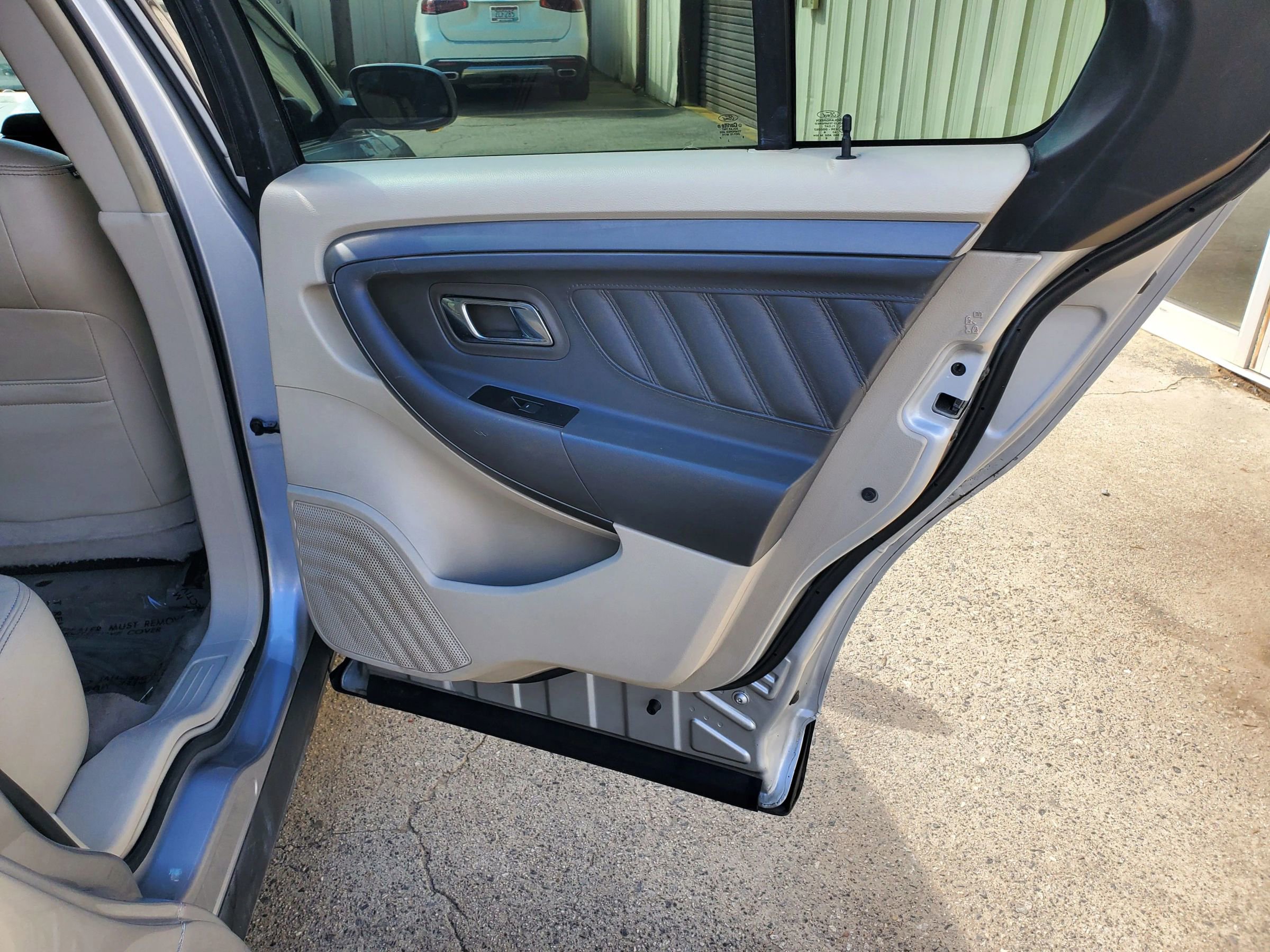 Used 2010 Ford Taurus SEL image 16