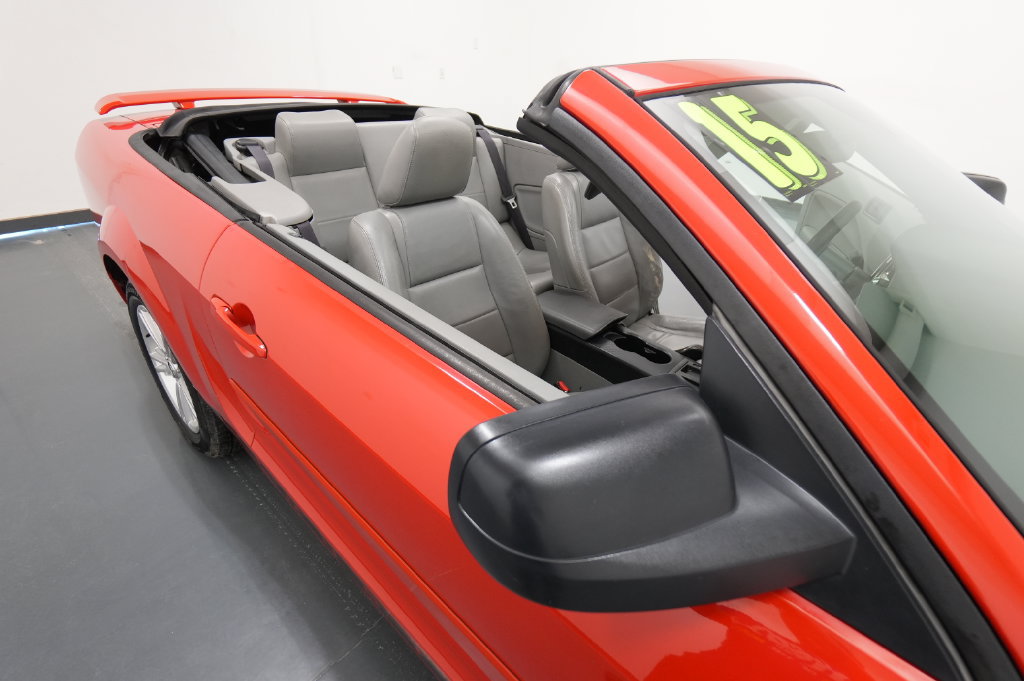 Used 2005 Ford Mustang Convertible RWD image 31