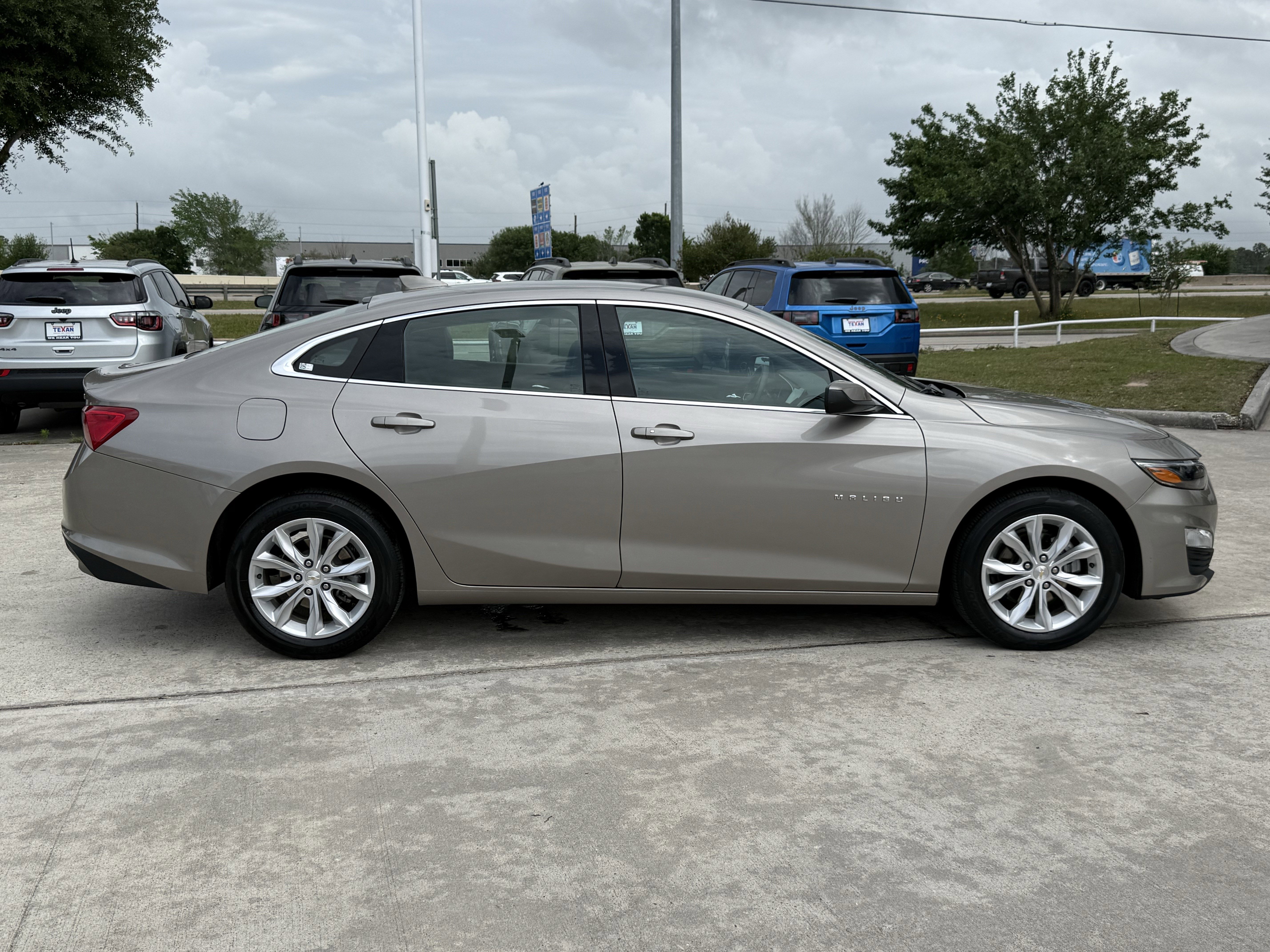 Used 2024 Chevrolet Malibu LT FWD image 3