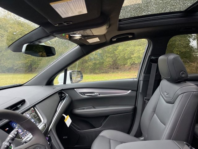 New 2025 Cadillac XT6 Luxury image 18