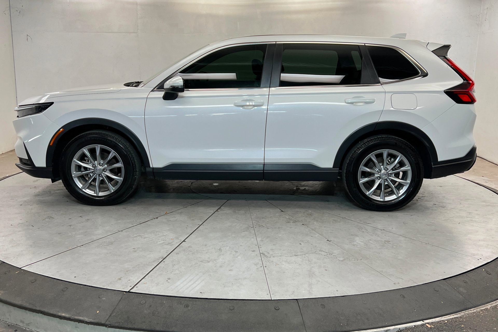 Used 2025 Honda CR-V EX-L image 2