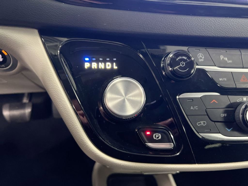 Used 2022 Chrysler Pacifica Touring-L image 17