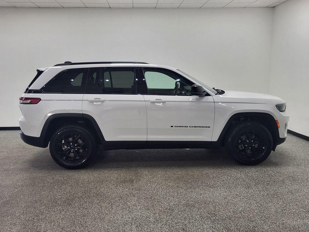 Used 2024 Jeep Grand Cherokee Altitude image 14