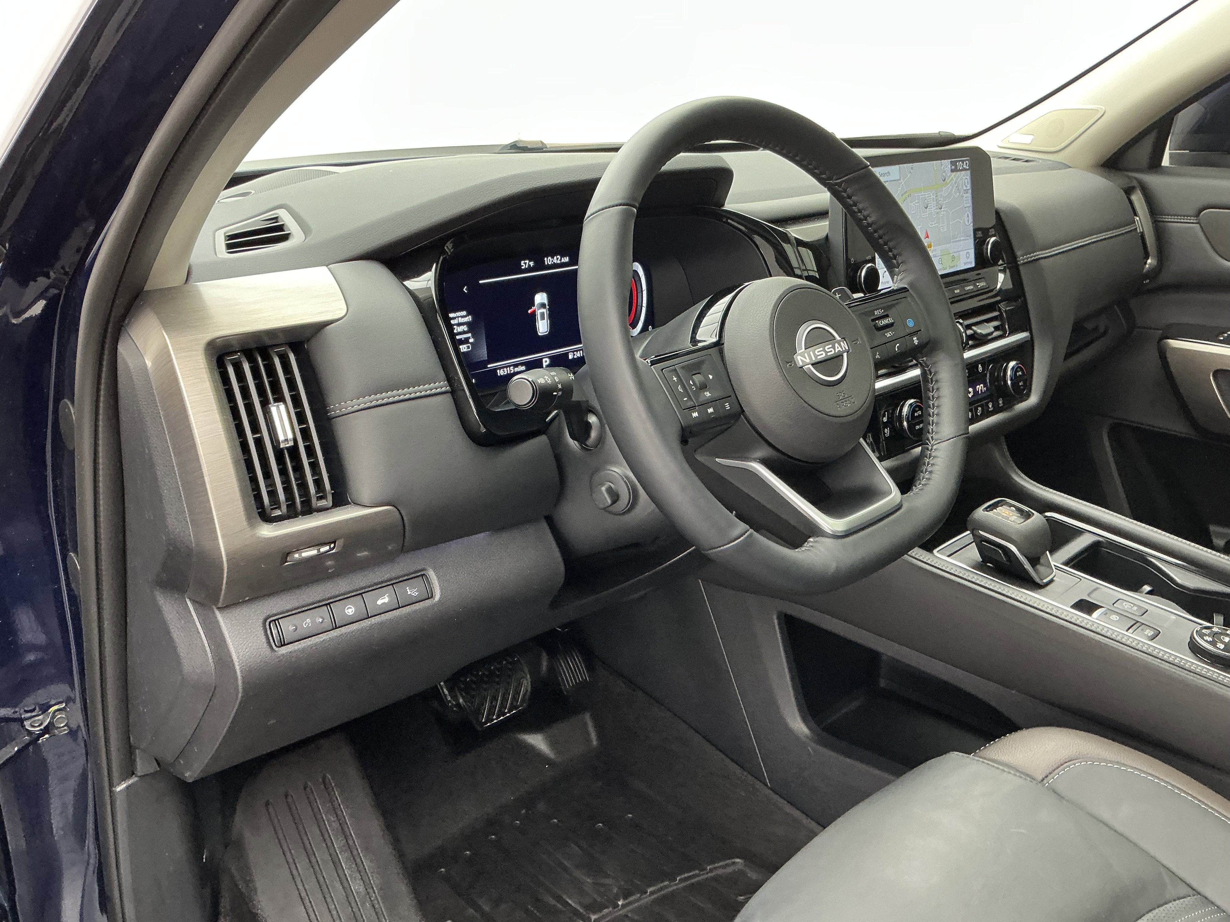 Used 2024 Nissan Pathfinder Platinum image 12