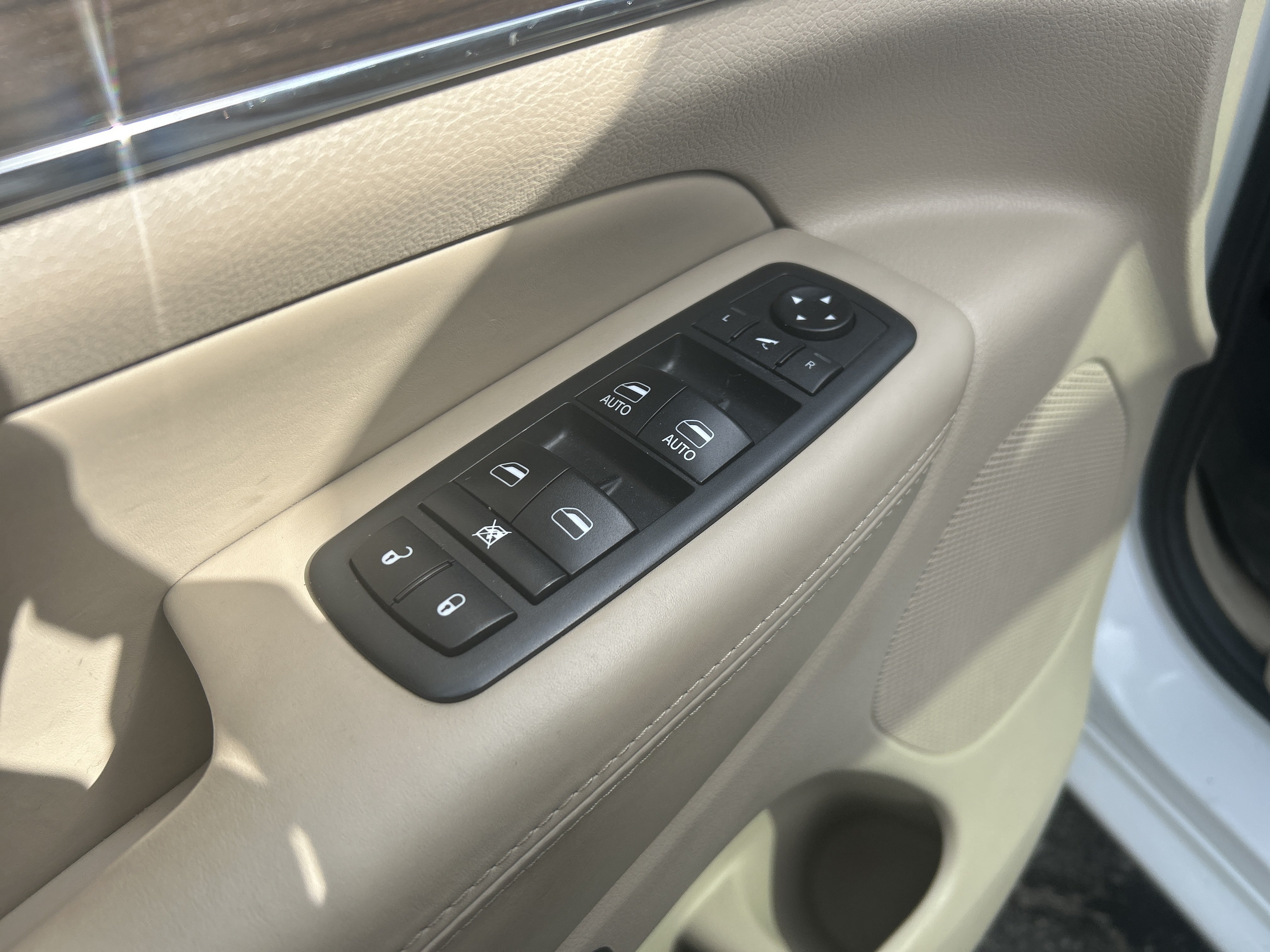 Used 2018 Jeep Grand Cherokee Overland AWD/4WD image 16