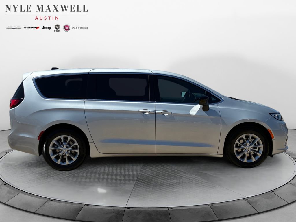 New 2026 Chrysler Pacifica Limited FWD image 17