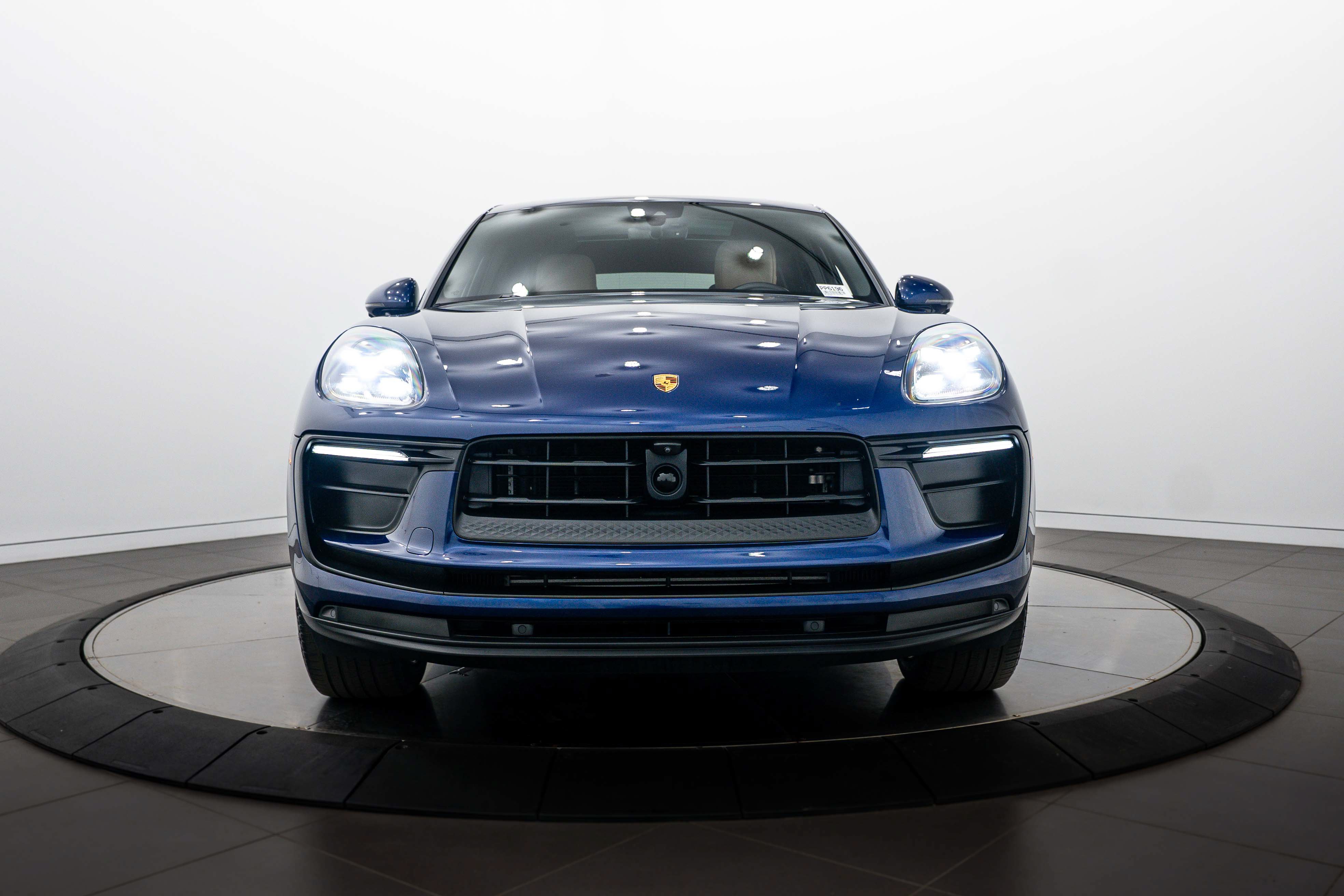 Certified 2024 Porsche Macan AWD/4WD image 10