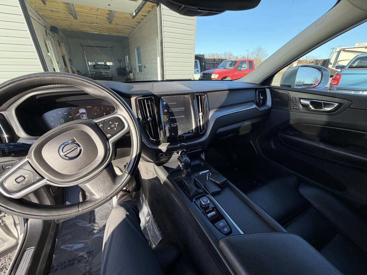Used 2019 Volvo XC60 T5 Momentum w/ Multimedia Package image 15