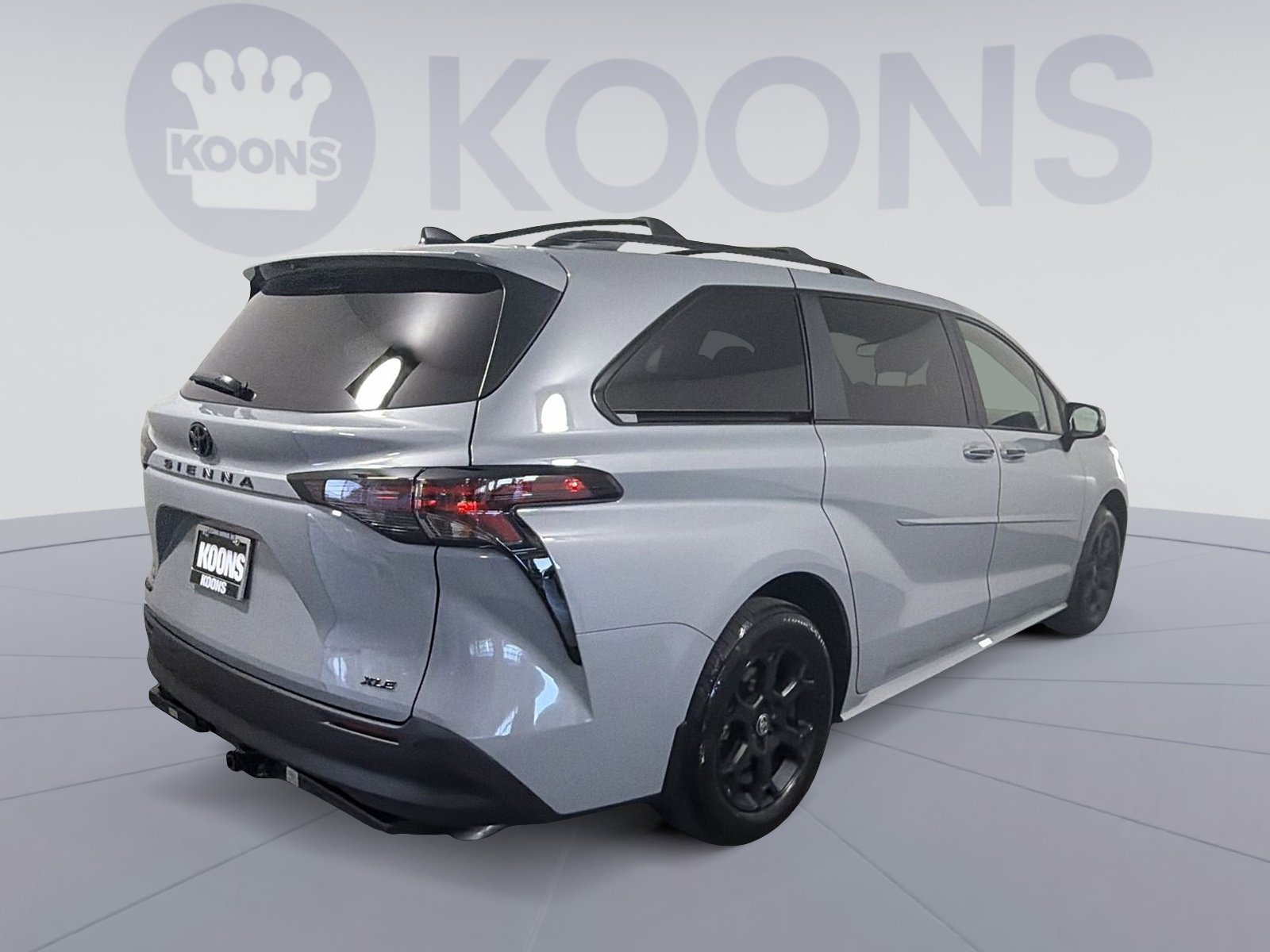 Used 2025 Toyota Sienna XLE Woodland Edition image 7