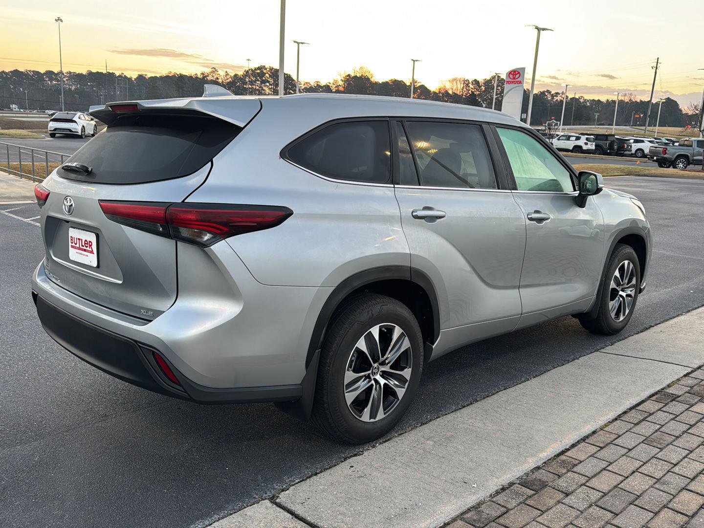 Used 2024 Toyota Highlander XLE image 5