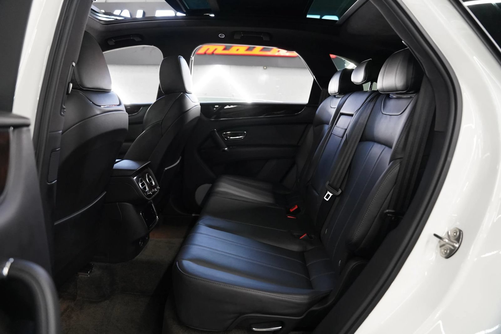 Used 2018 Bentley Bentayga Onyx Edition AWD/4WD image 16