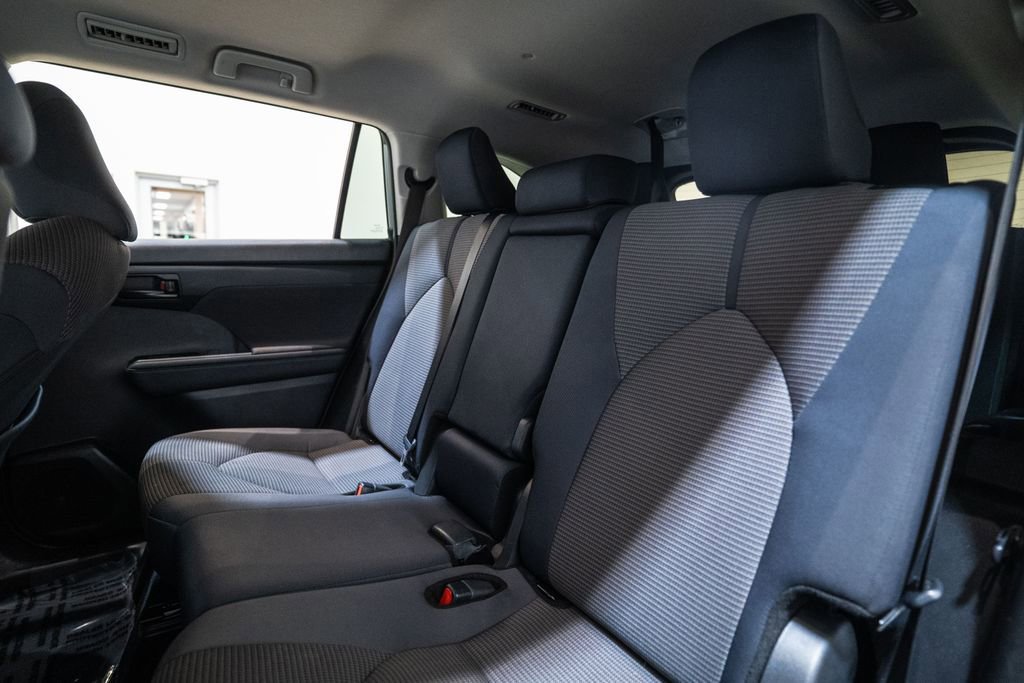 Used 2024 Toyota Highlander LE image 30