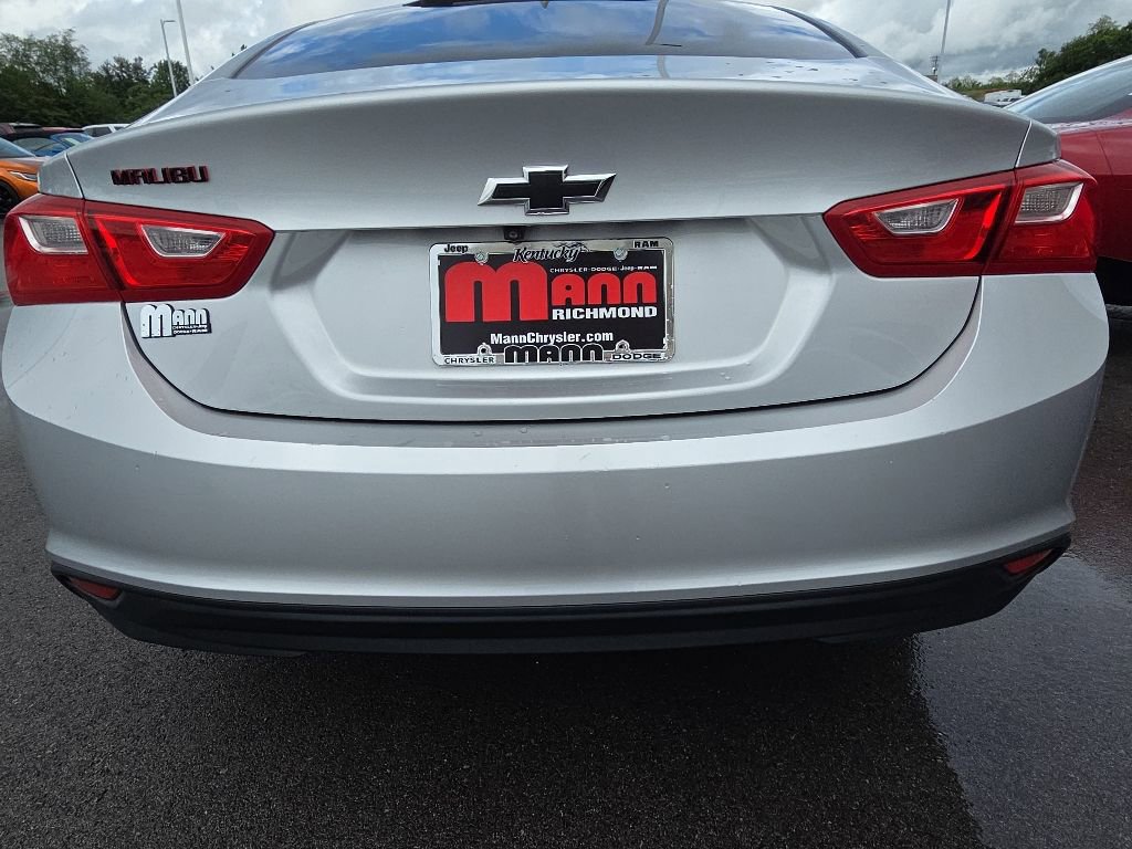 Used 2018 Chevrolet Malibu LT w/ Leather Package FWD image 6